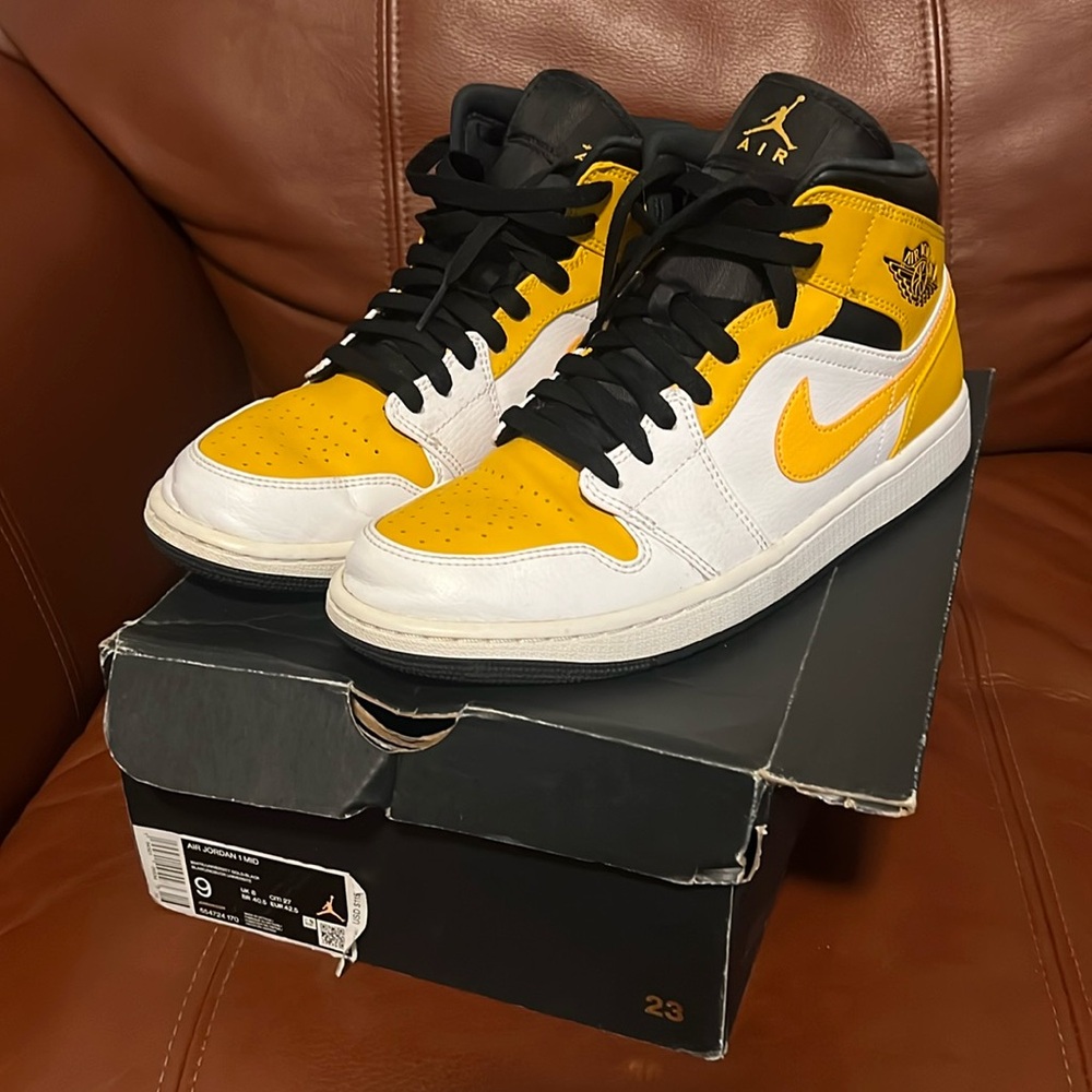 Air Jordan mid top university, gold and black size 9